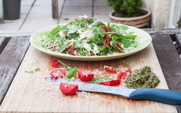 Rucola-Basilikum-Salat mit Pinienkernen und Parmesan