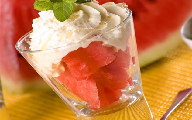Amaretti-Joghurt mit Wassermelone