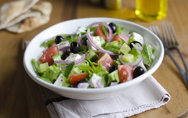 Griechischer Bauernsalat mit Avokado