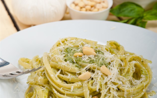 Tagliatelle mit Basilikumpesto und Käse