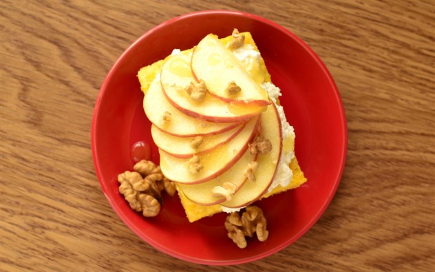 Polenta-Kuchen mit Birne Apfel und Topfen