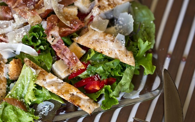 Putenfleisch-Salat mit Käse