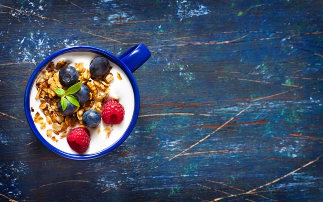 Amaranth-Joghurt Mit Himbeeren Und Kokosflocken