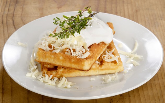 Pikante Kräuterwaffeln Mit Würzigem Salat