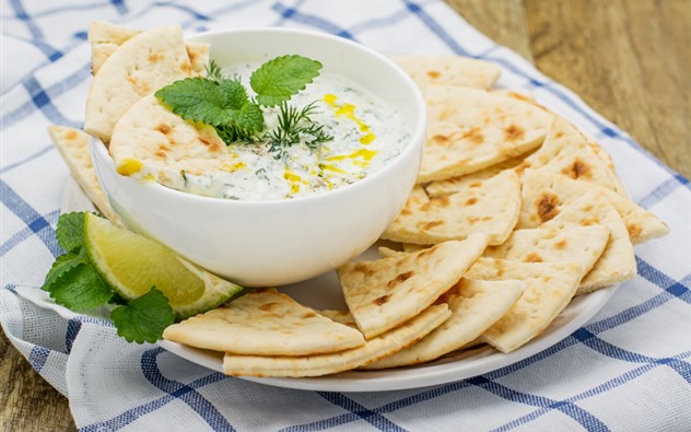 Pitabrot mit Gurken Raita