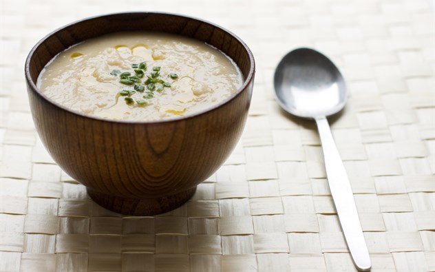 Kartoffel-Pastinaken-Suppe mit Schnittlauch