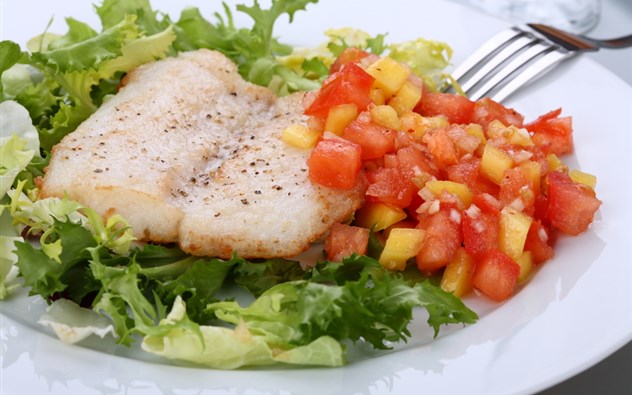 Gebratenes Fischfilet mit buntem Tomatensalat