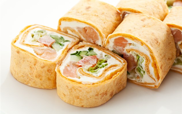 Pfannkuchenrollen mit Lachs