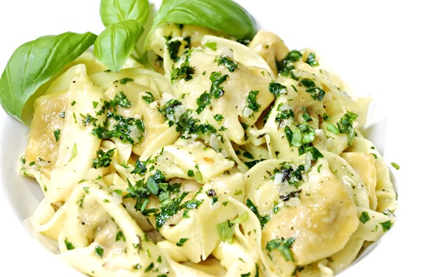 Tortellini-Rucola-Salat mit Pesto und Parmesan