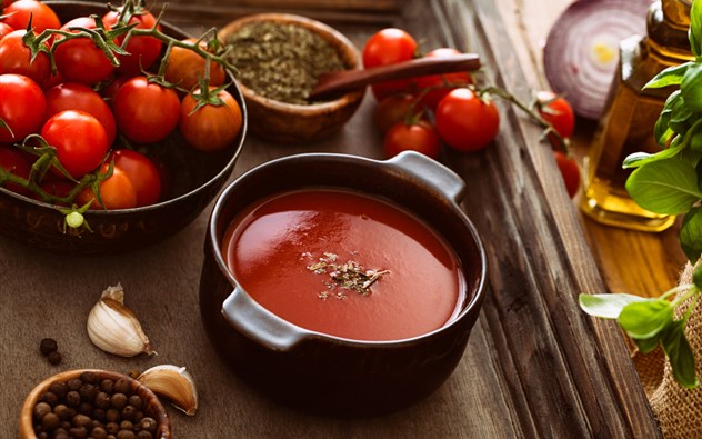 Tomatensuppe mit frischen Kräutern