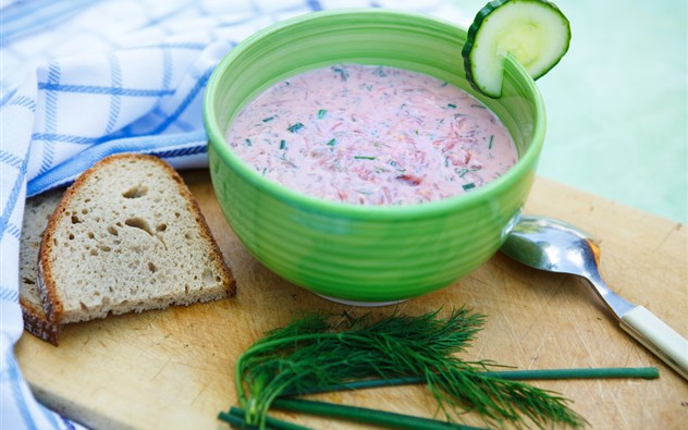 Geeiste Räucherlachs-Gurkensuppe mit heurigen Kartoffeln