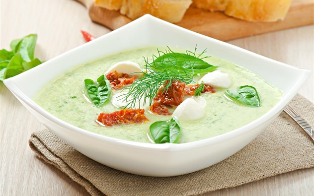 Kalte Gurken-Tomatensuppe mit Mozzarella