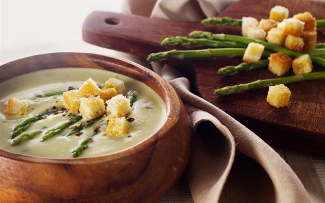 Spargelpüreesuppe mit Croutons