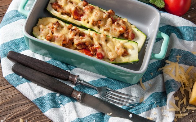 Frisch gebackene Zucchini mit Fleisch und Käse