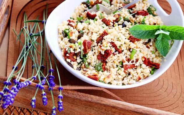 Gemüse-Bulgur-Salat mit Rosinen und Minze