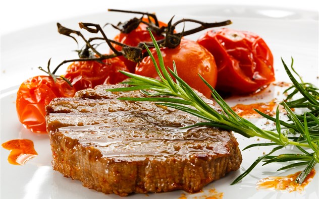 Sekundensteaks mit geschmolzenen Tomaten