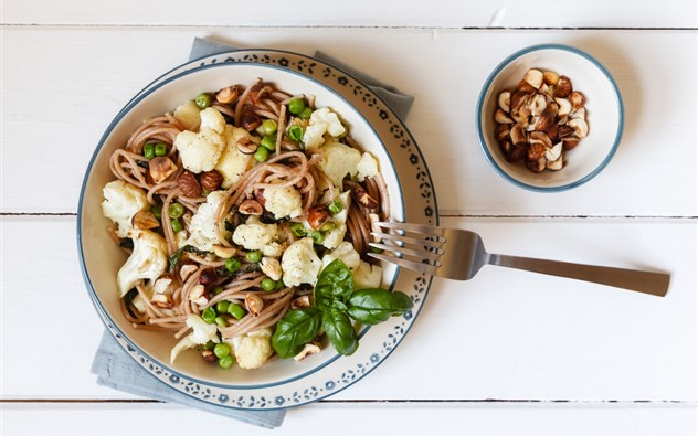 Vollkornspaghetti mit Blumenkohl Erbsen und Haselnüssen