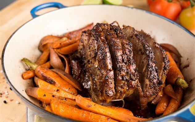 Schweinefleisch mit eingelegten Möhren