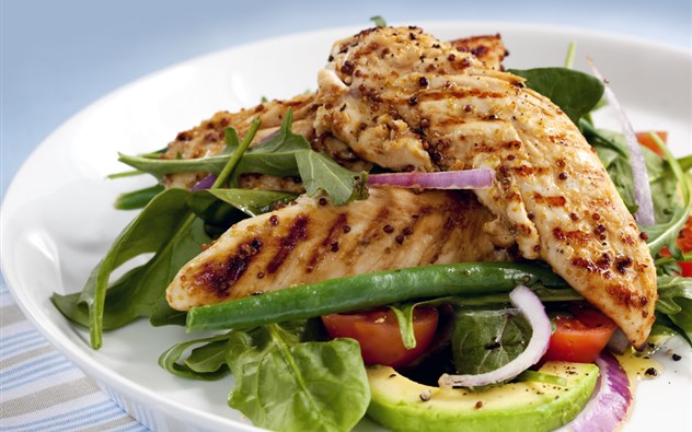 Salat mit Bohnen Avocado und Huhn