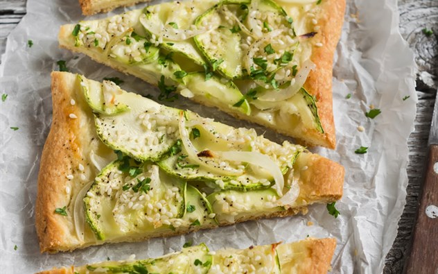 Pizza mit Zucchini und Zwiebeln