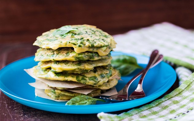 Pfannkuchen mit Zwiebeln Petersilie und Käse