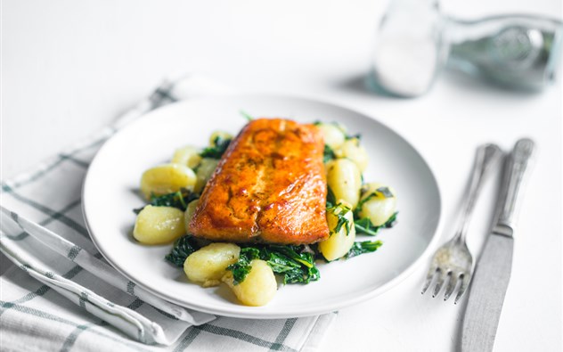 Lachs mit Gnocchi und Spinat